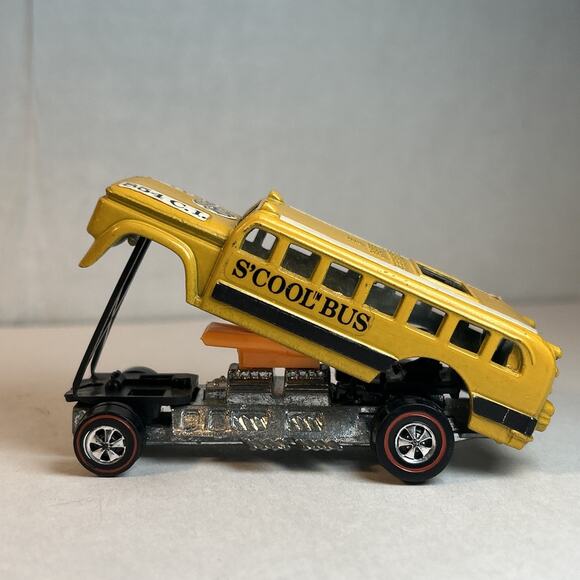 Hot Wheels Redline 1970 S’Cool Bus Yellow Near Mint w/ Button Heavyweights - Picture 3 of 16